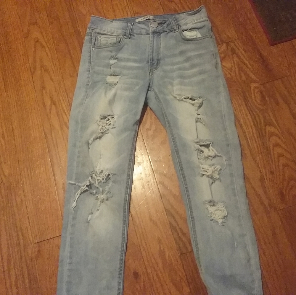 Cute 'destroyed' jeans in good used condition